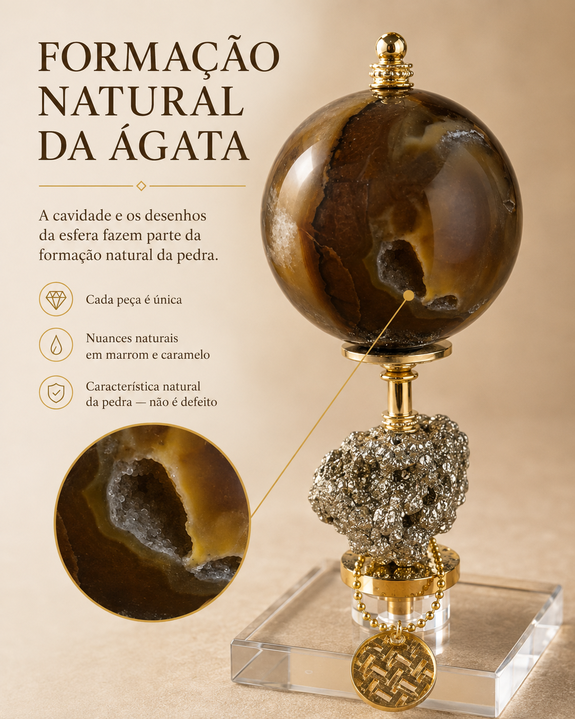 Escultura Decorativa com Esfera de Ágata Natural Marrom e Caramelo, Pedra Pirita, Base em Acrílico Transparente e Acabamentos Dourados – 18 cm