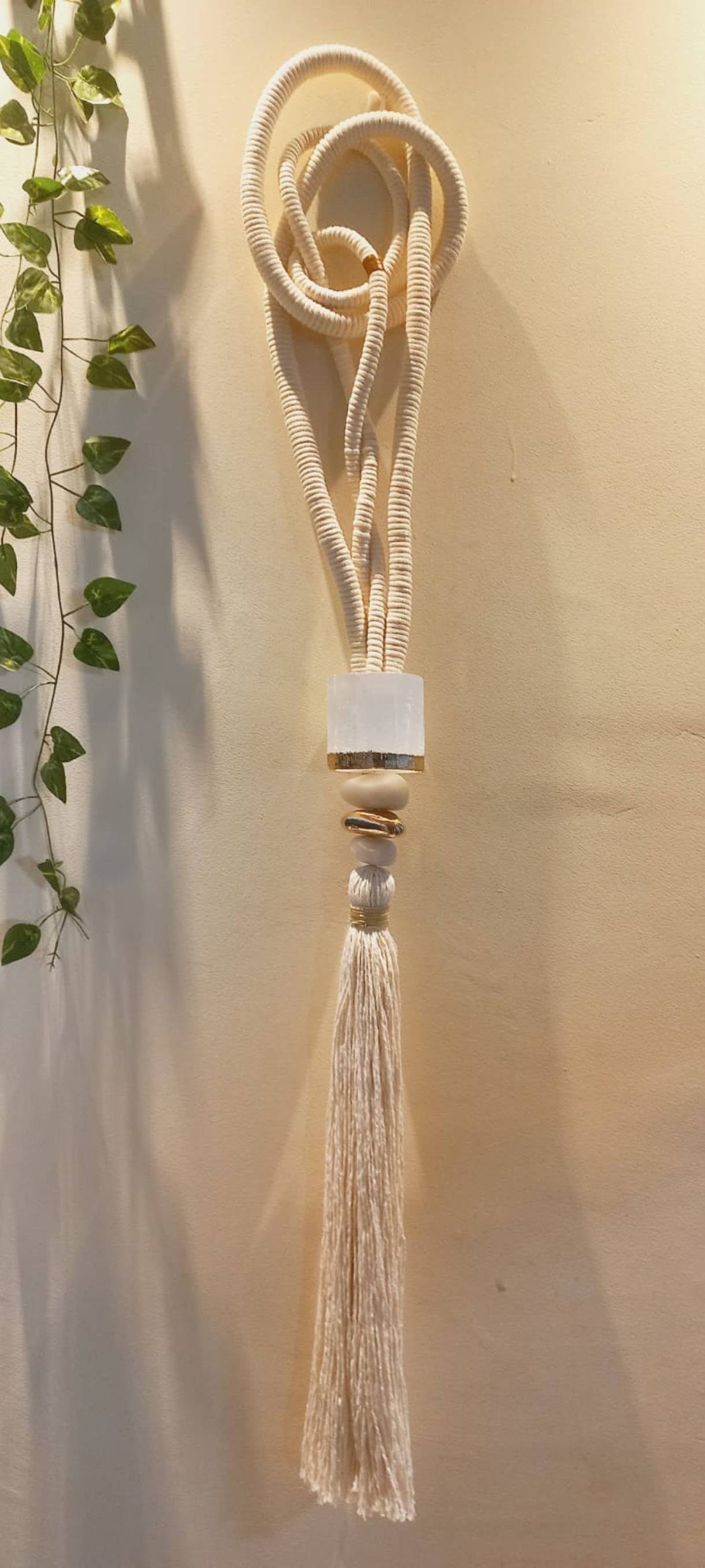 Escultura Têxtil em Macramê | Colar Decorativo de Parede Exclusivo | Design Autoral
