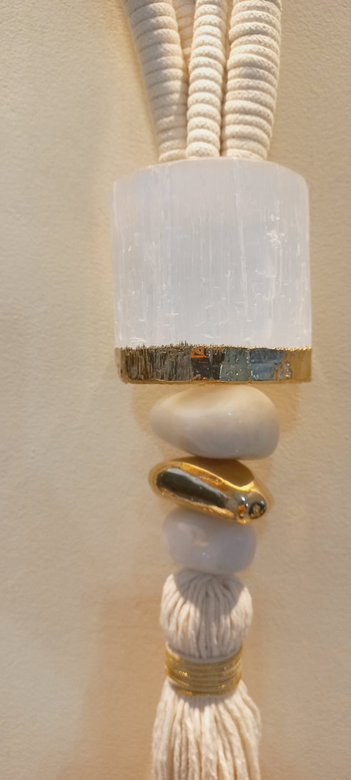 Escultura Têxtil em Macramê | Colar Decorativo de Parede Exclusivo | Design Autoral