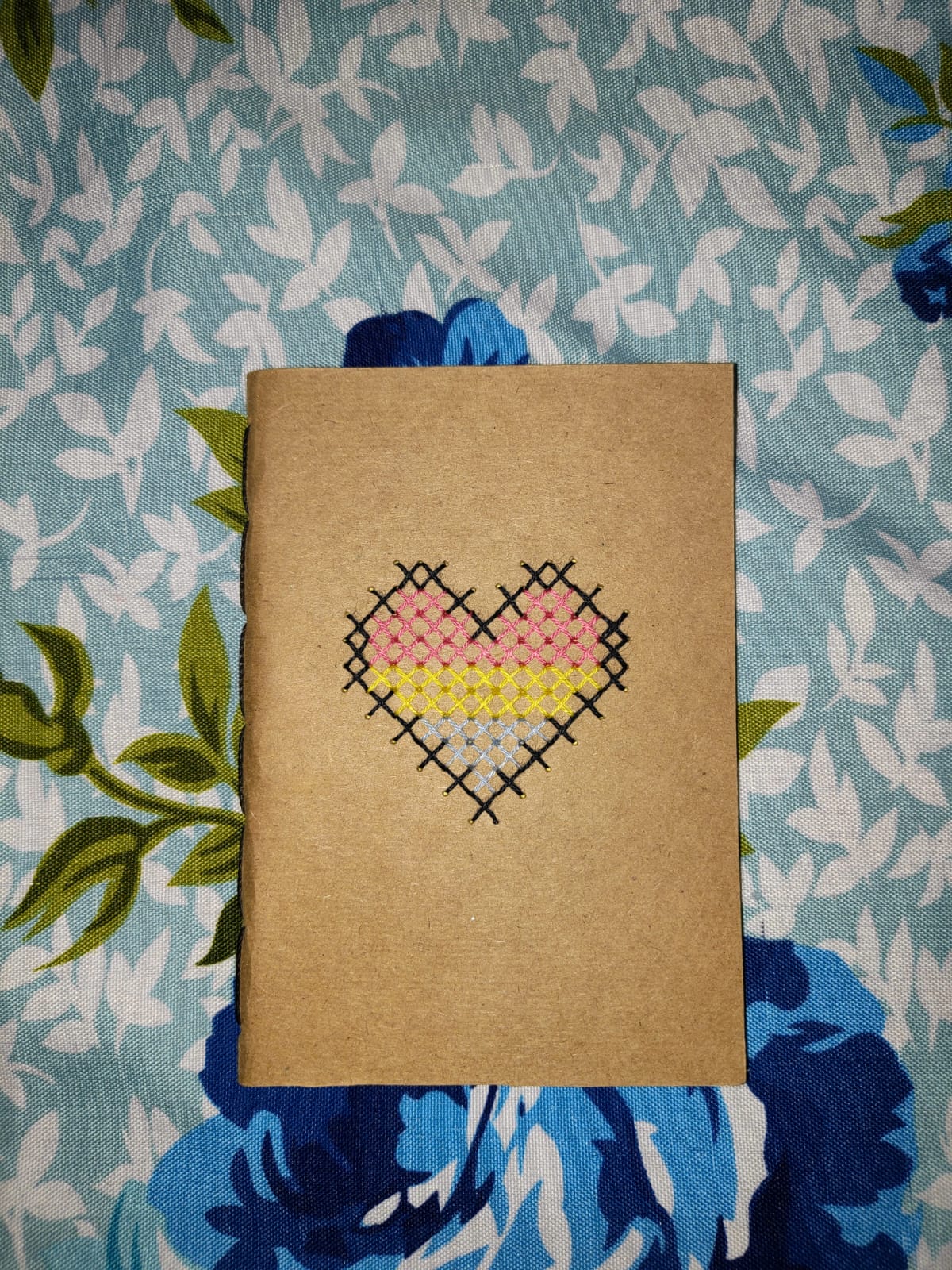 Caderno A6 bordado com 60 páginas