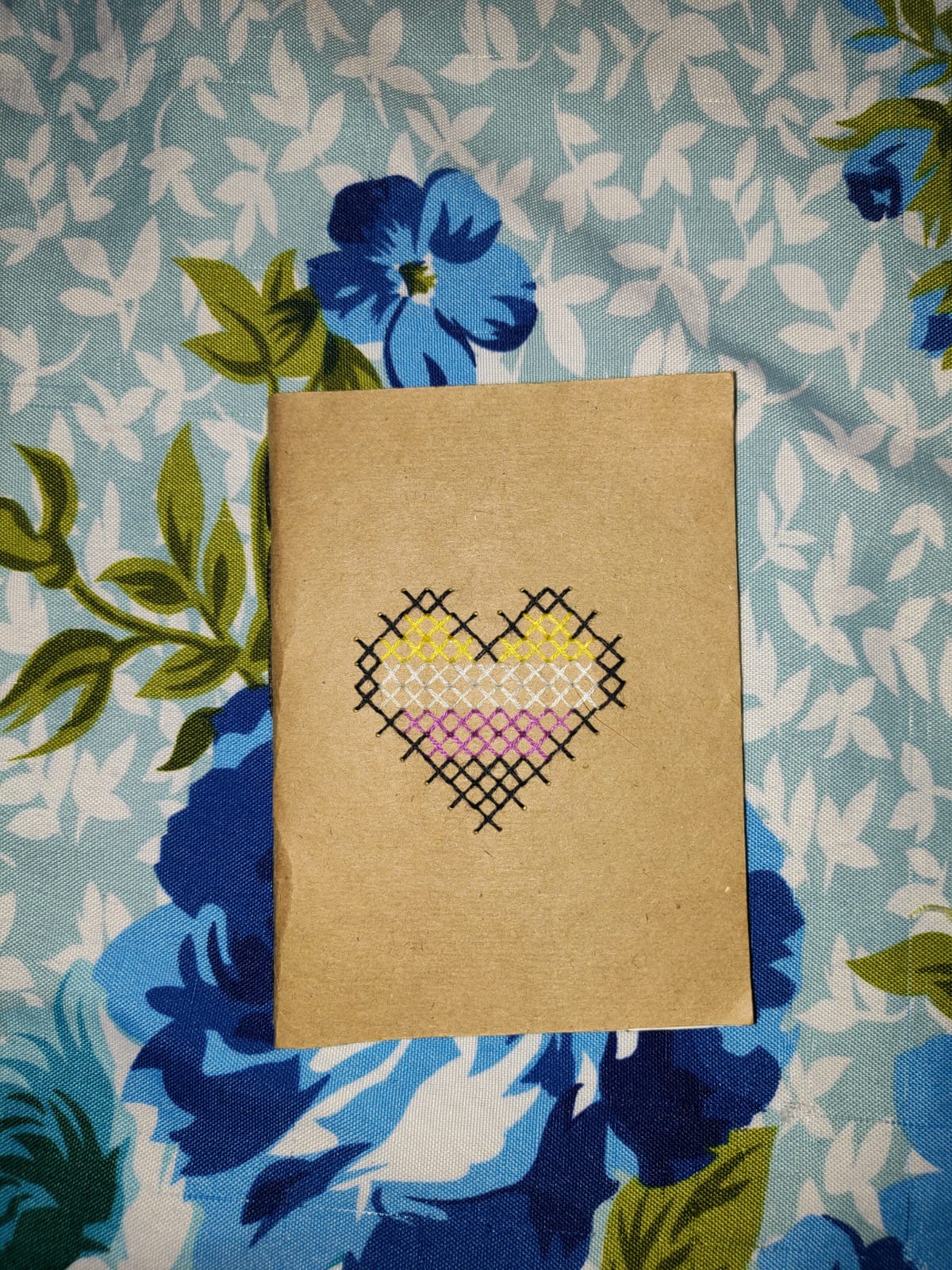 Caderno A6 bordado com 60 páginas
