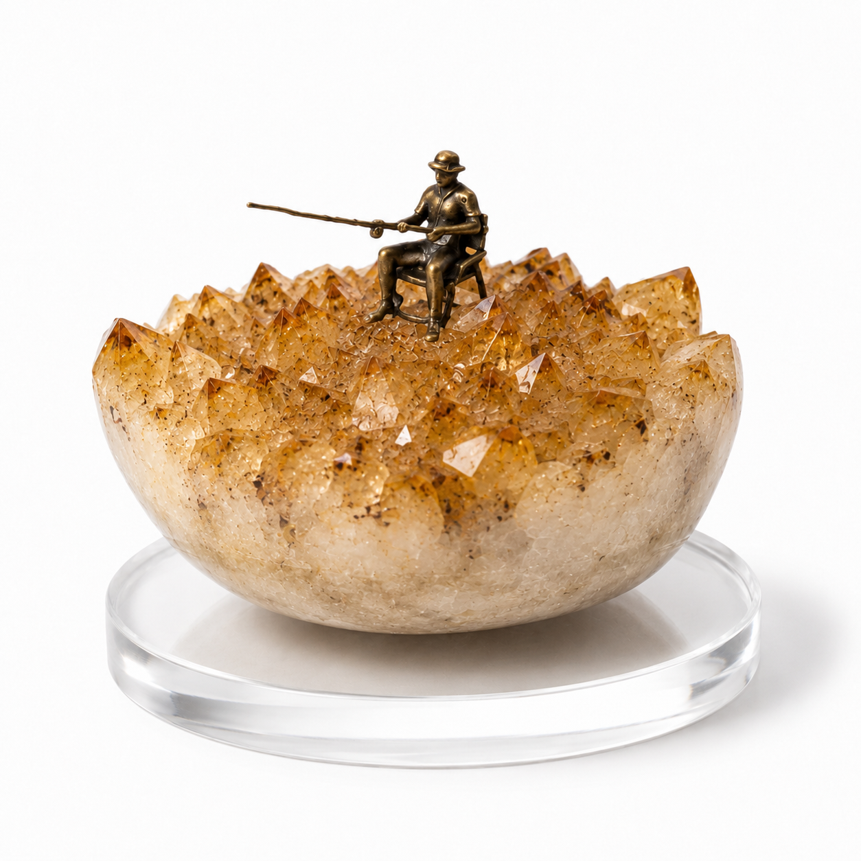 Escultura Decorativa com Drusa em Citrino e Pescador em Latão – Base Acrílica
