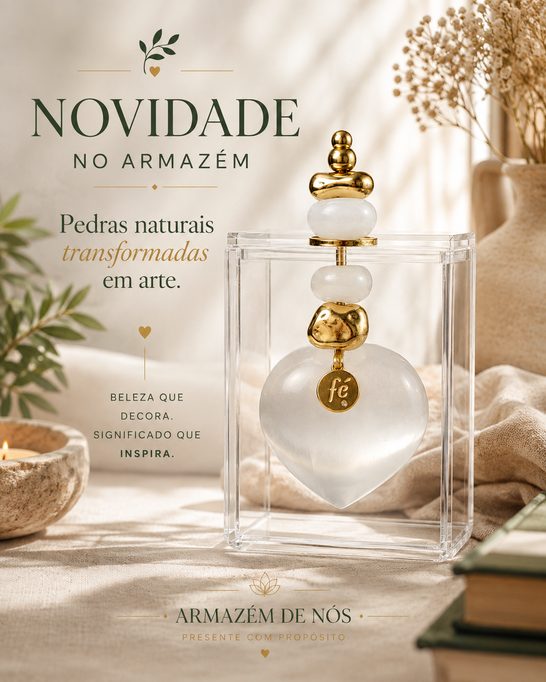 Caixa Acrílica Decorativa com Coração de Selenita Natural e Detalhes Dourados