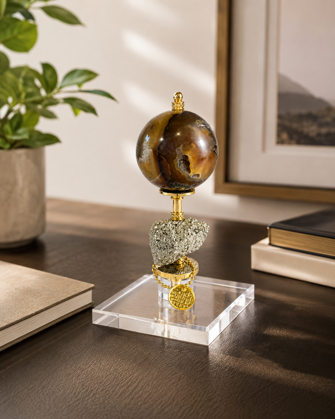 Escultura Decorativa com Esfera de Ágata Natural Marrom e Caramelo, Pedra Pirita, Base em Acrílico Transparente e Acabamentos Dourados – 18 cm