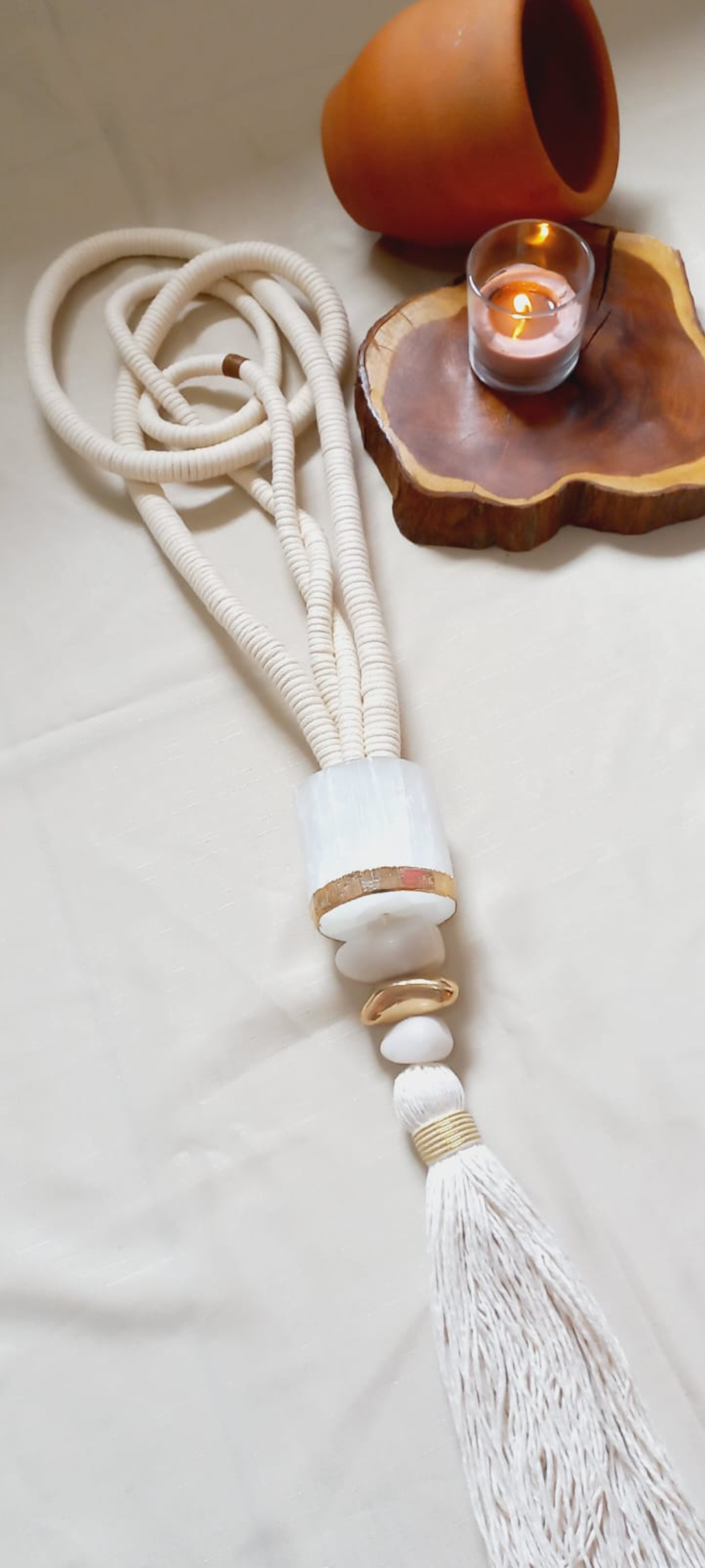 Escultura Têxtil em Macramê | Colar Decorativo de Parede Exclusivo | Design Autoral